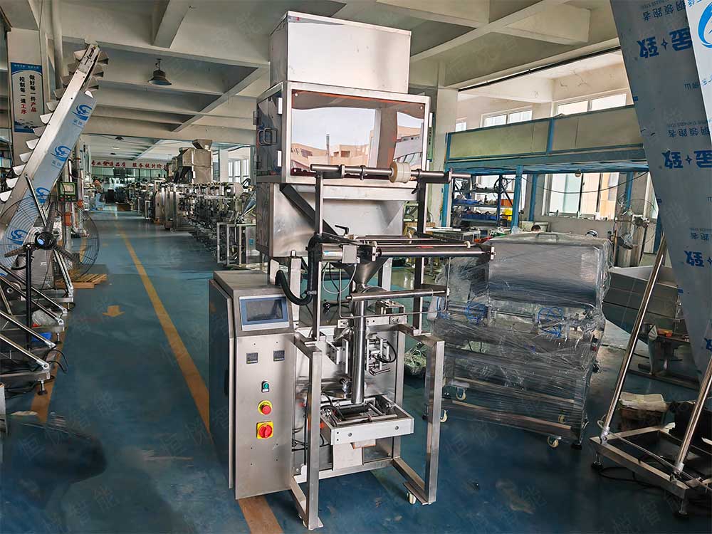 小型自動稱重包裝機(jī)廣泛應(yīng)用于食品、藥品、化工等行業(yè)的小劑量產(chǎn)品包裝