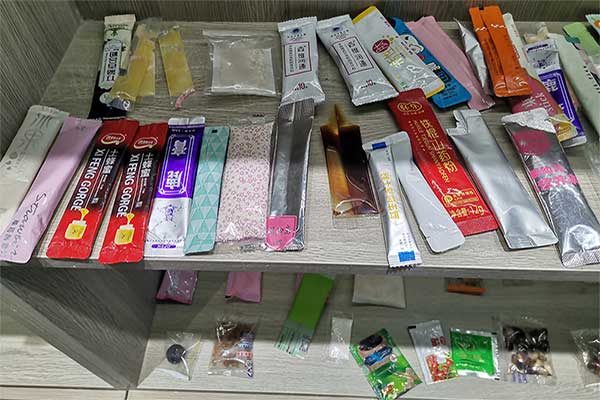 全自動小型包裝機能夠滿足顆粒、條塊、片狀、球狀、粉料、液體、膏體產(chǎn)品的自動定量包裝