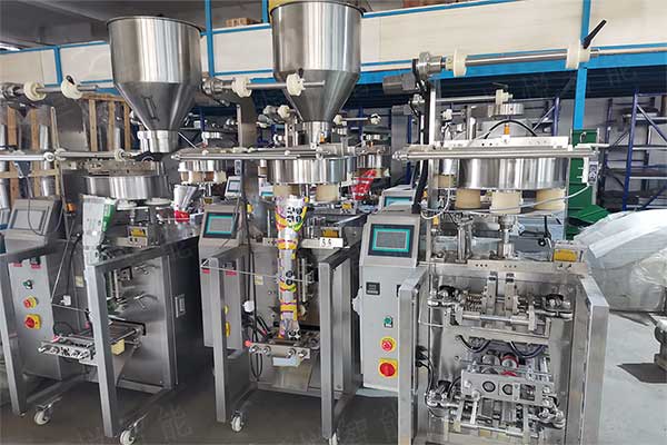 小顆粒全自動包裝機在顆粒劑、干果、膨化小食品等領(lǐng)域應(yīng)用較多