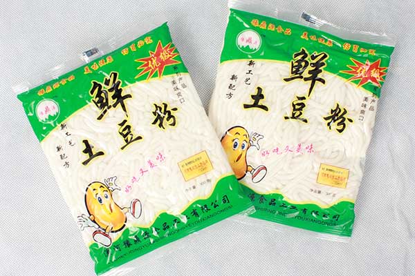 土豆粉真空機可以采用塑料復合膜、塑料鋁箔復合膜等材質(zhì)為包裝材料